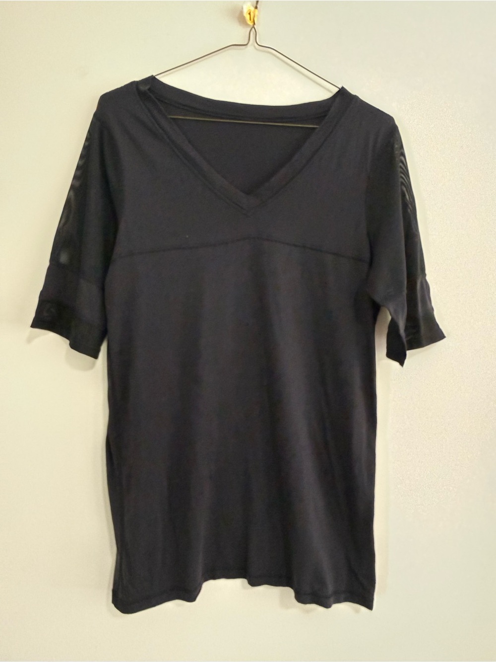 lululemon athletica Black Short Sleeve V-Neck Tee. Size 6. Excellent Condition.
